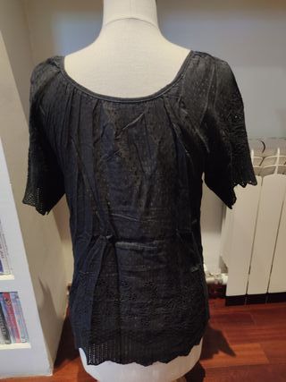 Top negro con bordados Naf Naf t. 36 con seda