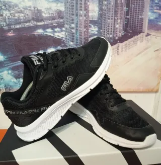 Zapatillas Fila Negras y Blancas