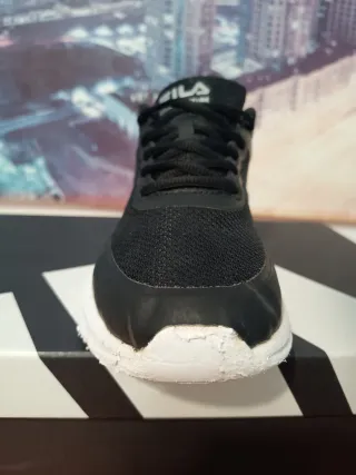 Zapatillas Fila Negras y Blancas