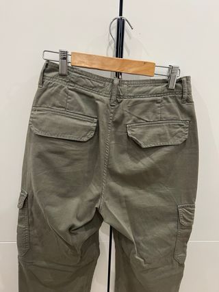 Pantalón cargo verde de Zara niña Talla 36