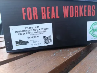 Zapatos de seguridad negros y rojos