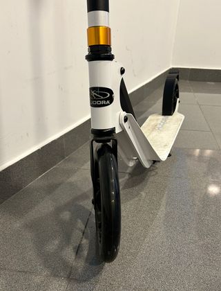 Patinete Hudora blanco y negro