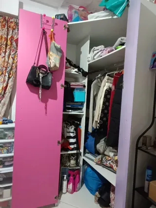 Armario de esquina rosa y lila