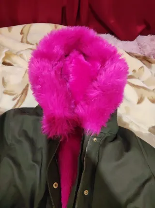 Chaqueta verde con capucha rosa