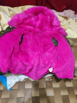 Chaqueta verde con capucha rosa