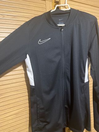 Chaqueta Nike Dri-Fit Negra y Blanca