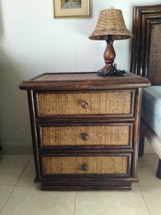 Cómoda de madera y ratán