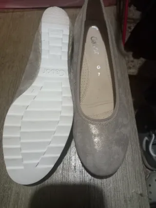 Zapatos planos grises de ante