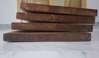 Estanterías de madera.