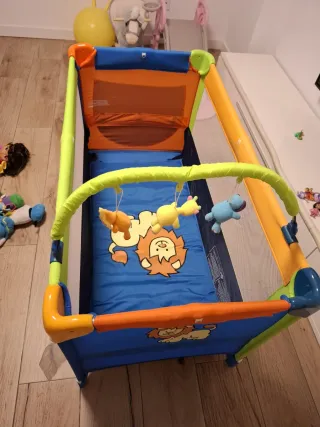 Cuna de viaje plegable con peluches