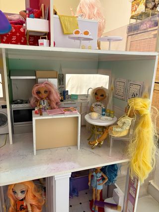 Casa y muñecas Rainbow High