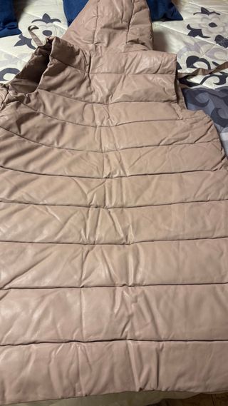 Chaleco acolchado cafe con capucha