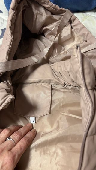 Chaleco acolchado cafe con capucha