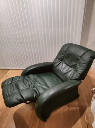 Sillón relax de piel verde.