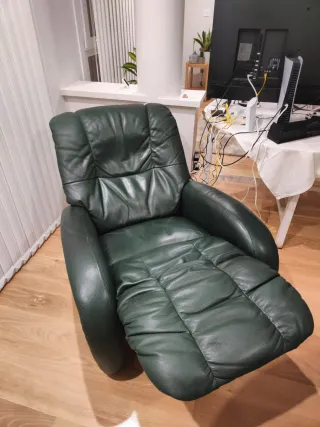 Sillón relax de piel verde.