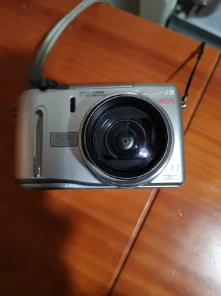 Cámara Digital Olympus C745 Plata