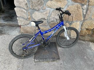 Bicicleta de montaña infantil azul