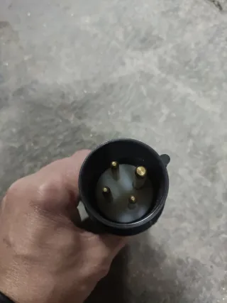 Enchufe trifásico 16A-6h IP44 380V-415V