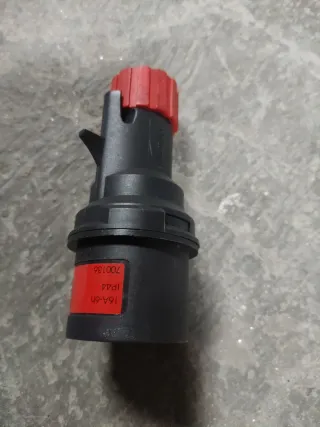 Enchufe trifásico 16A-6h IP44 380V-415V