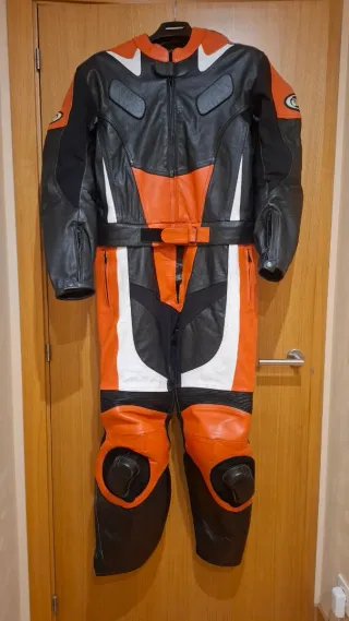 MONO DE CUERO MOTO RETTO