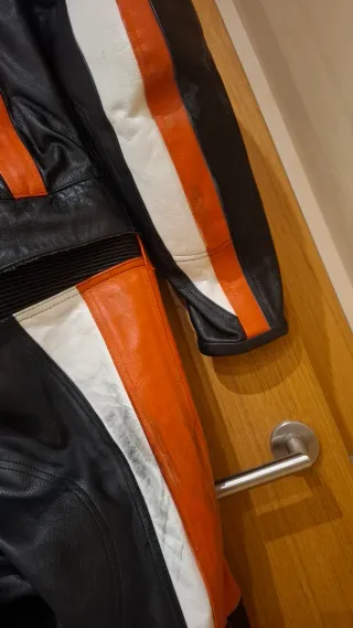 MONO DE CUERO MOTO RETTO