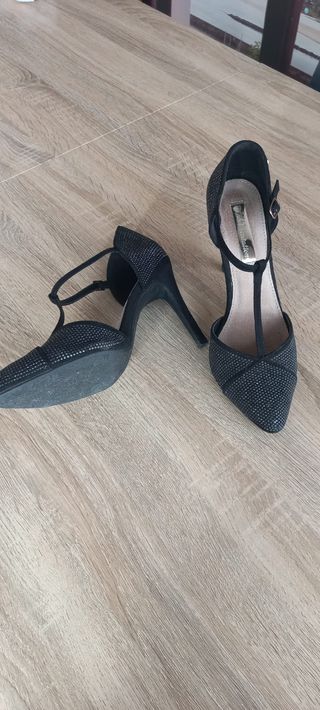 Zapatos de tacón negros con pedrería