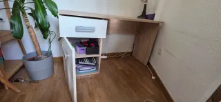 Escritorio blanco y color madera