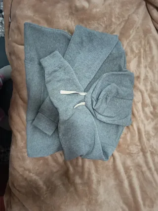 Sudadera gris con cordones