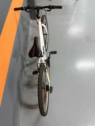 Bicicleta infantil blanca