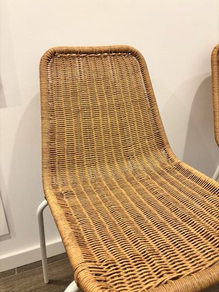 2 sillas de resina efecto ratán con pata metálica.