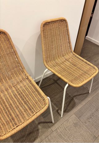 2 sillas de resina efecto ratán con pata metálica.