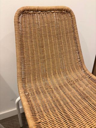 2 sillas de resina efecto ratán con pata metálica.