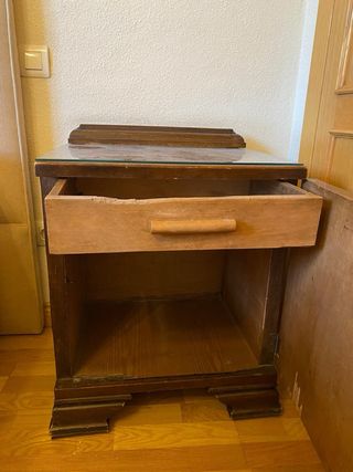 Mesitas de noche antiguas de madera y cristal