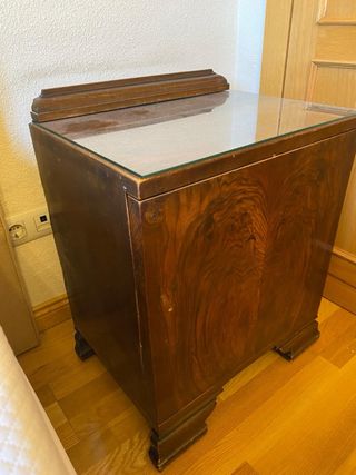 Mesitas de noche antiguas de madera y cristal