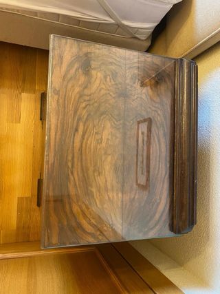 Mesitas de noche antiguas de madera y cristal