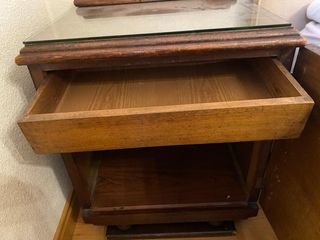 Mesitas de noche antiguas de madera y cristal