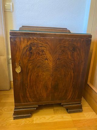 Mesitas de noche antiguas de madera y cristal