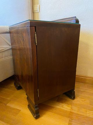 Mesitas de noche antiguas de madera y cristal