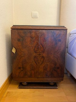 Mesitas de noche antiguas de madera y cristal