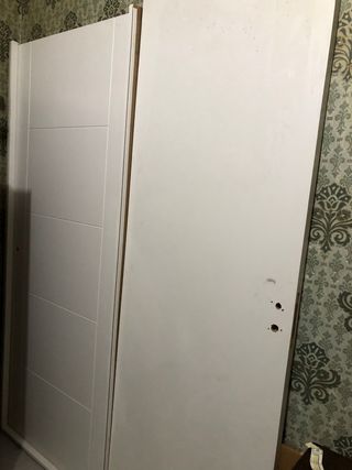 Puertas blancas modernas una de seguridad .