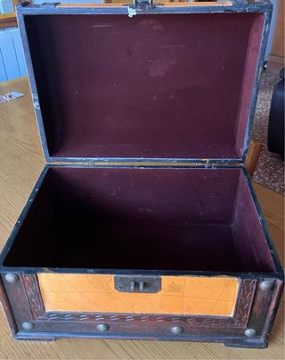 Pequeño baúl de madera con mapa