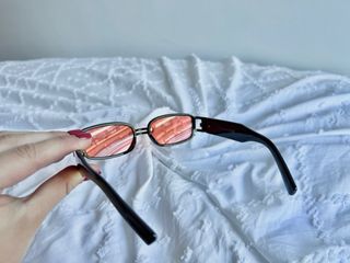 Gafas de sol negras y rojas