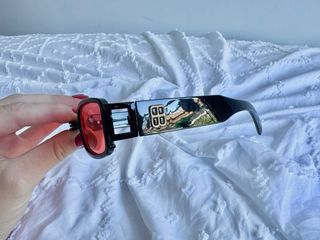 Gafas de sol negras y rojas