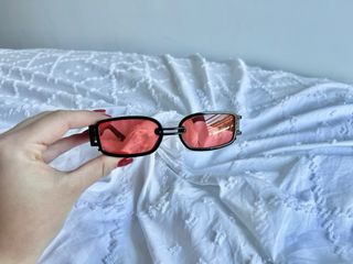 Gafas de sol negras y rojas