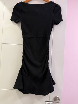 Falda negra ajustada con volantes