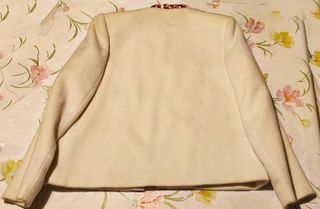 Traje de lana beige con detalles multicolor