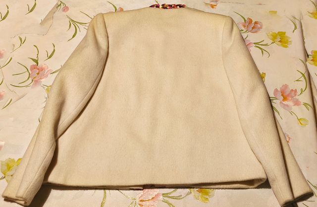 Traje de lana beige con detalles multicolor