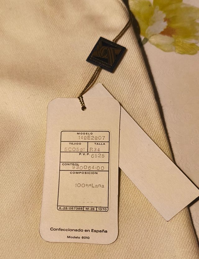 Traje de lana beige con detalles multicolor