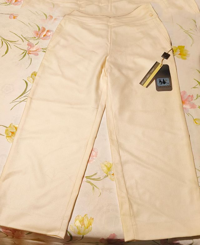 Traje de lana beige con detalles multicolor