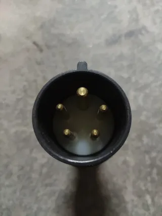 Enchufe trifásico 16A 200/346V